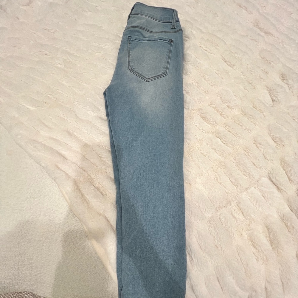 CURVE APPEAL LIGHT WASH SLIM TIGHT JEANS (has not been worn)